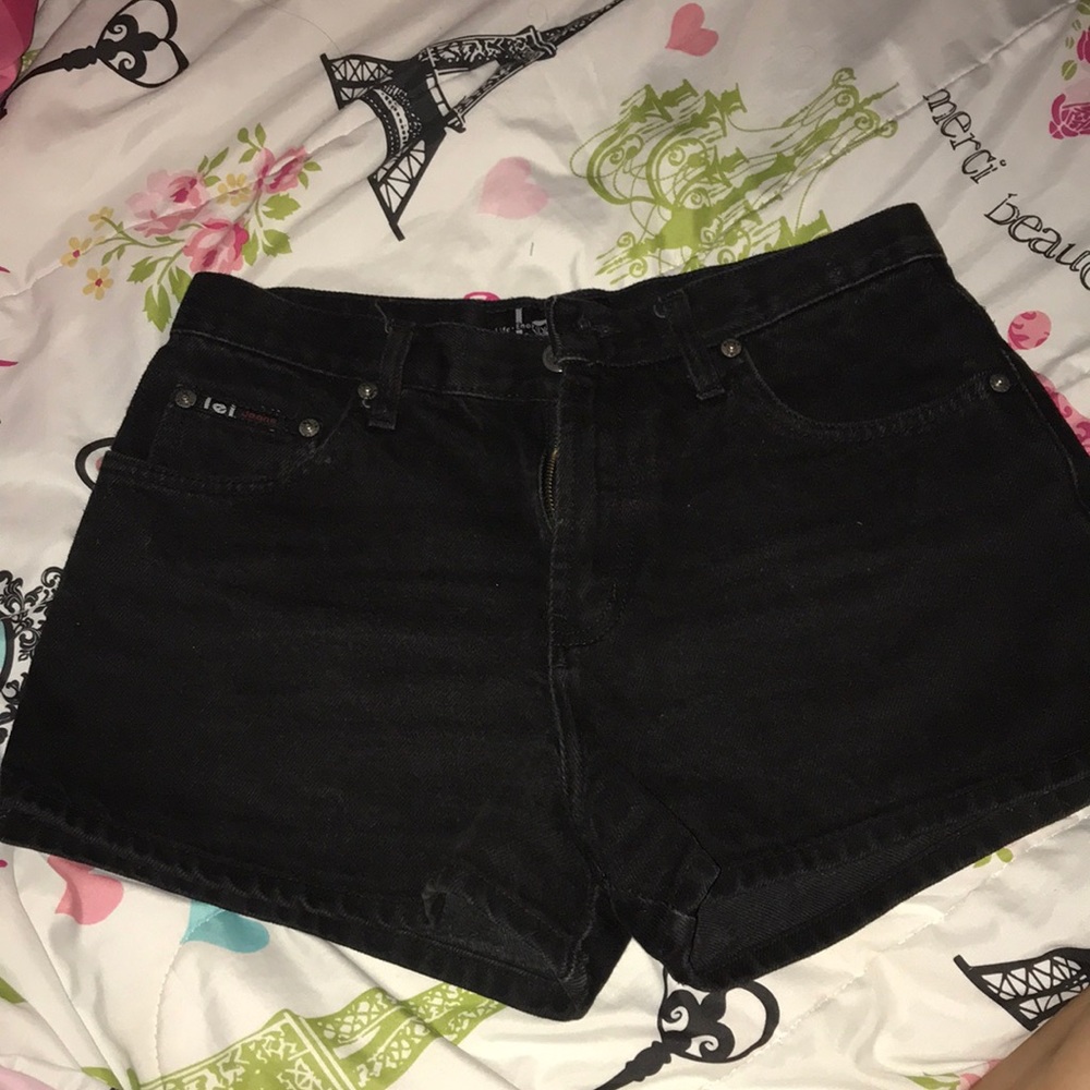 Leí  Jean shorts size 5 can fit a size 4